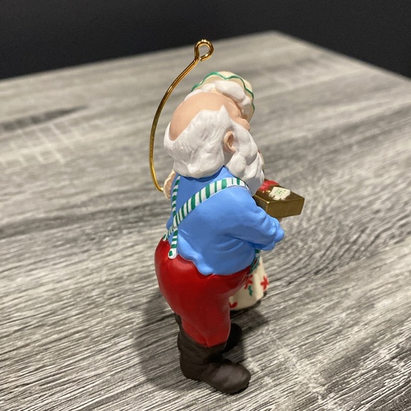 Hallmark | Mr. and Mrs. Claus: Gift Exchange (1992) - Vintage Keepsake Ornament - Picture 11 of 16
